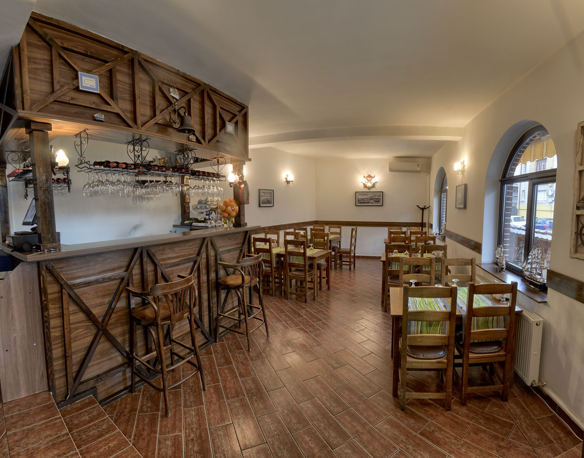 Interiorul rustic al Tavernei La Zavat